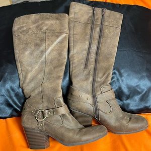 Brown high knee boots with zippers